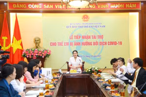 Quang cảnh lễ tiếp nhận tài trợ.