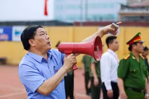 Bầu Đệ lại khiến người hâm mộ bóng đá nước nhà “dậy sóng”.