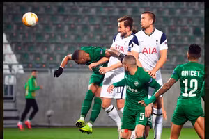 Harry Kane ghi 200 bàn sau 300 trận cho Tottenham.