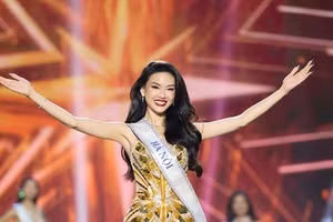 Hoa hậu Bùi Quỳnh Hoa ân hận vì hút bóng cười