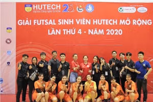 Thành viên đội bóng nữ của IUH tham dự giải Hutech năm 2020.