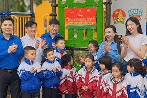 Hoa hậu Thùy Tiên mang 'khu vui chơi' đến bệnh nhi khắp cả nước