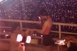 Cặp đôi cầu hôn ngay tại concert BLACKPINK ở Hà Nội