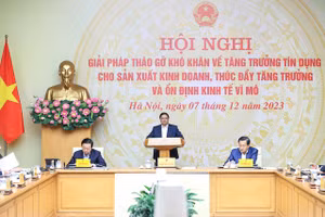 Thủ tướng Phạm Minh Chính chủ trì Hội nghị bàn giải pháp tháo gỡ khó khăn về tăng trưởng tín dụng cho sản xuất, kinh doanh thúc đẩy tăng trưởng và ổn định kinh tế vĩ mô. (Ảnh: VGP/Nhật Bắc)