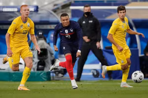 Kylian Mbappé trong trận giao hữu thắng Ukraine 7-1 hồi tháng 10-2020. (Ảnh: REUTERS).