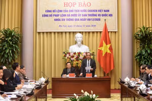 Phó Chủ nhiệm Văn phòng Chủ tịch nước Lê Khánh Hải và Thứ trưởng Bộ Lao động - Thương binh và Xã hội Lê Văn Thanh công bố Pháp lệnh Ưu đãi người có công với cách mạng.