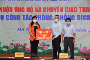 Chủ tịch Ủy ban MTTQVN TP Hà Nội Nguyễn Lan Hương tiếp nhận ủng hộ.