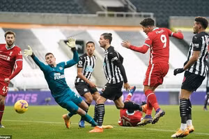 Newcastle phòng ngự kiên cường trước Liverpool.