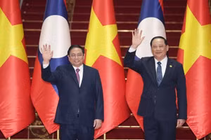 Thủ tướng Phạm Minh Chính và Thủ tướng Lào Sonexay Siphandone. (Ảnh: Dương Giang/TTXVN)