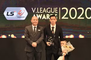Nguyễn Văn Quyết nhận giải Cầu thủ xuất sắc nhất bóng đá Việt Nam năm 2020.