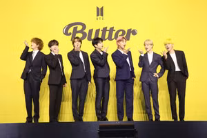 BTS tiếp tục thiết lập thêm một kỉ lục mới khi 4 lần liên tiếp giữ vị trí số 1 trên Billboard"s HOT100 với bản hít Butter.