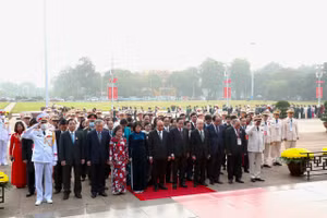 Đại biểu Đại hội Thi đua yêu nước toàn quốc vào Lăng viếng Chủ tịch Hồ Chí Minh