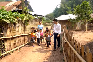 Giữa thinh không núi rừng biên viễn, ê a tiếng trẻ đọc bài