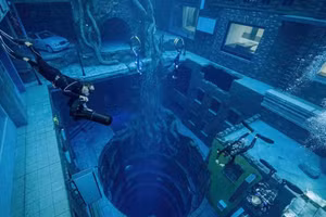Hình ảnh bên trong bể bơi sâu nhất thế giới Deep Dive Dubai. 