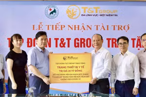 Ông Nguyễn Tất Thắng - Phó Tổng Giám đốc Tập đoàn T&T Group trao ủng hộ cho TS.BS Nguyễn Văn Thường, Giám đốc Bệnh viện đa khoa Đức Giang.
