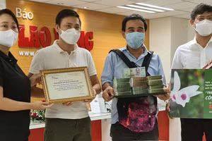 MC Quyền Linh tiếp tục trao 2,2 tỷ đồng mua vắc xin cho công nhân nghèo
