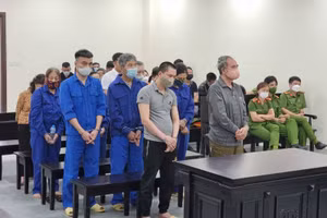 Các bị cáo trong đường dây đánh tráo "sổ đỏ".