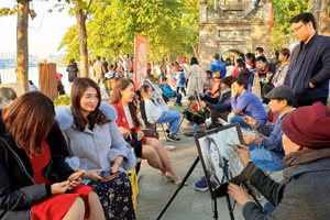 Người Hà Nội hân hoan ra đường trong ngày đầu tiên của năm 2021