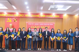 Lãnh đạo tỉnh, Sở GD&ĐT Hà Tĩnh tặng hoa chúc mừng các đội tuyển thi học sinh giỏi Quốc gia.