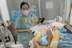 Người mẹ cầu mong có phép màu đến với con trai của mình.