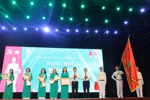 Tập thể Trường Mầm non, Tiểu học & THCS Đức Trí đón nhận Huân chương Lao động hạng Nhì. 