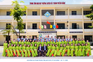 Tập thể cán bộ, giáo viên, nhân viên Trung tâm GDTX số 2 Đà Nẵng. 