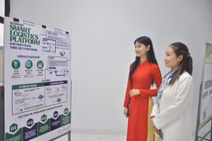 Hội thảo Giải pháp phát triển logistics và quản lý chuỗi cung ứng bền vững trưng bày pa - nô tóm tắt một số đề tài nghiên cứu .