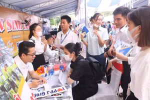 Nhiều doanh nghiệp tuyển dụng và các bạn trẻ tìm việc làm tham dự tại Ngày hội Việc làm - Tư vấn tuyển sinh tỉnh Thừa Thiên - Huế năm 2023. (Ảnh: T.V).