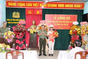 Thượng tá Lê Thị Hồng Nhung, nhận quyết định và hoa chúc mừng giữ chức vụ Trưởng Công an huyện Quảng Điền. 