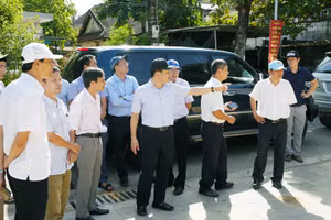 Ông Hoàng Hải Minh, Phó Chủ tịch UBND tỉnh Thừa Thiên - Huế (người chỉ tay) thị sát tại các công trình bị chậm tiến độ kéo dài trong ngày 16/8. (Ảnh: Ngọc Minh)