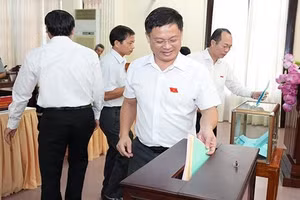 HĐND tỉnh Thừa Thiên - Huế lấy phiếu tín nhiệm với 29 người giữ chức vụ. (Ảnh: M.H)