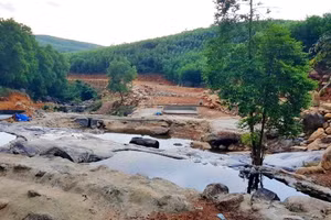 "Dự án khu du lịch chui", ngang nhiên chặn suối, bạt đồi tại xã Lộc Hòa, huyện Phú Lộc, tỉnh Thừa Thiên - Huế khi chưa được cấp phép.