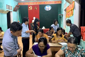 Đoàn công tác của Bộ GD&ĐT, Sở GD&ĐT tỉnh Thừa Thiên - Huế đến thăm 1 lớp xóa mù chữ có người dân tộc thiểu số tại thôn 2, xã Hương Hữu, huyện miền núi Nam Đông. (Ảnh: Kim Ngân)