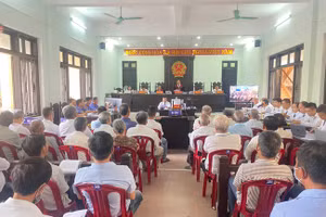 Phiên tòa sơ thẩm xét xử vụ án kê khống hơn 1.200 ngôi mộ giả với 71 bị cáo (Ảnh: N.M).