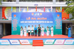 Trao tặng 7 suất học bổng cho học sinh đồng bào Cơ tu tham gia kỳ thi Tốt nghiệp THPT năm 2024.