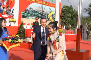 Ông Đoàn Ngọc Hùng Anh - Trưởng Ban Tuyên giáo Thành ủy Đà Nẵng tặng hoa và quà cho em Phan Thị Thanh Phương lên đường nhập ngũ. 