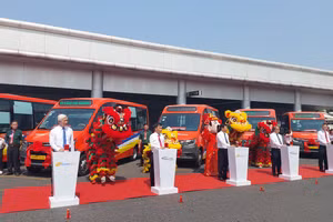 Thực hiện nghi thức khai trương đưa vào khai thác 4 tuyến xe buýt kết nối Đà Nẵng - Quảng Nam. 