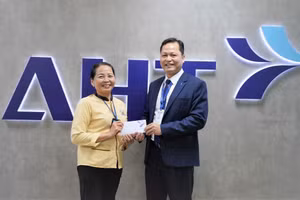 Lãnh đạo Công ty Cổ phần Đầu tư khai thác Nhà ga quốc tế Đà Nẵng khen thưởng bà Hường.