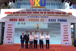 Ban tổ chức trao cup và giấy khen cho các thí sinh đạt giải.