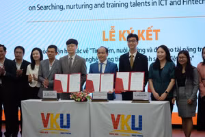 Đại diện Trường VKU, Công ty TNHH Bảo hiểm Hanwha Life và Quỹ hỗ trợ trẻ em Hàn Quốc ký kết hợp tác. 