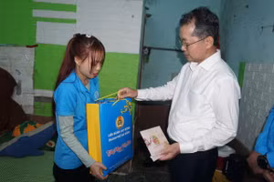 Ông Nguyễn Văn Quảng, Bí thư Thành ủy Đà Nẵng tặng quà cho công nhân xa quê ở lại thành phố làm việc. 