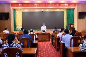 Ông Đoàn Tấn Bửu, Phó Chủ tịch UBND tỉnh chủ trì cuộc họp chiều 30/1.