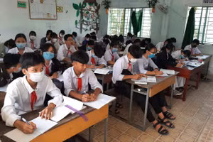 HS huyện biên giới Tân Hồng (Đồng Tháp) ngày đầu tiên trở lại trường.