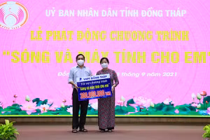 VNPT Đồng Tháp trao bảng tượng trưng cho Giám đốc Sở GD&ĐT.