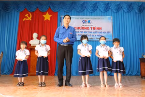 Tặng học bổng vượt khó, học tốt cho học sinh gia đình chiến sĩ biên phòng.