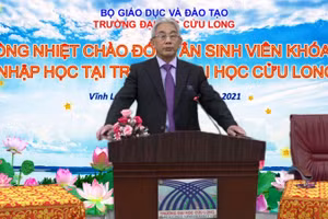 NGƯT.PGS.TS Lương Minh Cừ - Bí thư Đảng ủy, Hiệu trưởng nhà trường phát biểu tại buổi đón tiếp tân SV bằng hình thức trực tuyến.