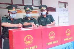 Tuyến đầu vừa làm nhiệm vụ phòng chống dịch, vẫn đảm bảo công tác bầu cử. 