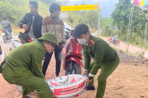 Công an tiếp nhận gạo do người dân tự nguyện giao nộp.