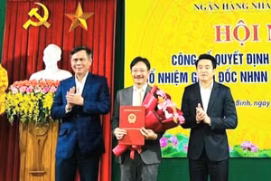 Lãnh đạo Ngân hàng Nhà nước Việt Nam và tỉnh Quảng Bình trao quyết định bổ nhiệm giám đốc.