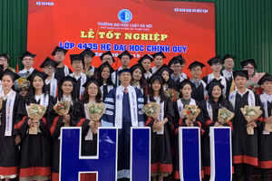 TS. Đoàn Trung Kiên - Hiệu trưởng Trường ĐH Luật Hà Nội cùng với các tân cử nhân trong lễ tốt nghiệp.
